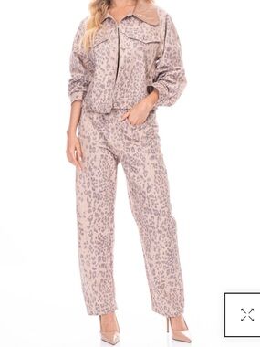 Galita (last pic true color) Leopard Print Two-Piece Set with Contrast Collar.